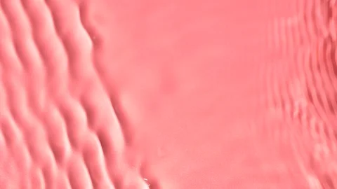 Slow motion closeup water surface texture splash and ripples on pink background Vídeos de archivo 167875058