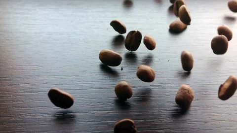 Slow motion coffee beans falling 動画素材 88655391
