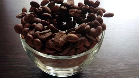 Slow motion of coffee beans falling into a glass 動画素材 88664376