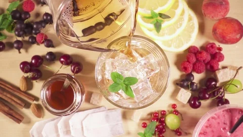 Slow motion cold tea pours into a glass with ice Video stock 91891250