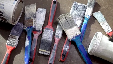 Slow motion: A collection of old paint brushes. 스톡 동영상 96370375