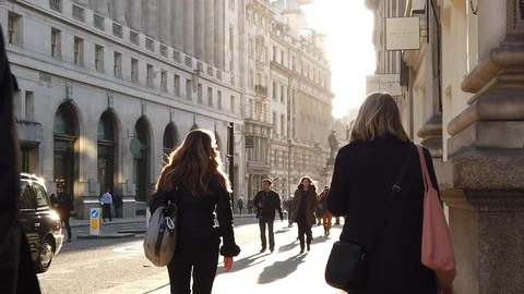 Slow motion of commuters and shopper in London Financial district Vídeos de archivo 107703978