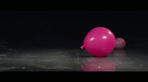 Slow Motion Concrete Block Falls on Balloon Vidéo 42698732