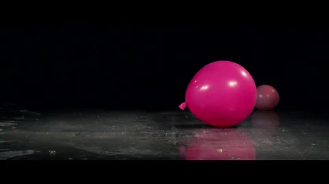 Slow Motion Concrete Block Falls on Balloon Vidéo 42741600