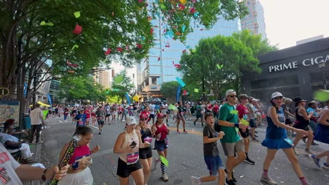 Slow motion confetti canon exploding at Atlanta Peachtree Road Race 库存影片 332138756