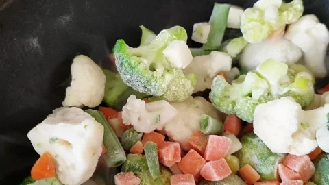 Slow motion of cooked and smoking vegetables. Broccoli, cauliflower, carrots Vídeo Stock 130187630