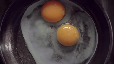 Slow motion cooking eggs Vídeos de archivo 37241327