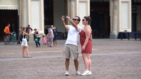 Slow motion of a couple making a selfie Video stock 111877514