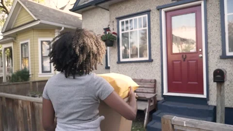 Slow motion of courier carrying parcels to front porch 스톡 동영상 221041685