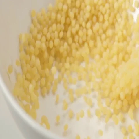 SLOW MOTION: Couscous fall on white dish (close up) Vídeo Stock 69477383