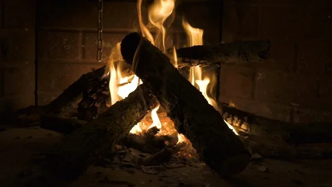 Slow motion of cozy fireplace with lighted fire Vidéo 92940070