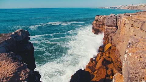 Slow motion of Crashing ocean waves creating huge splashes. Vidéo 329694522