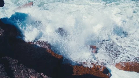Slow motion Crashing waves creating huge splashes.  Ocean Waves 库存影片 329693865
