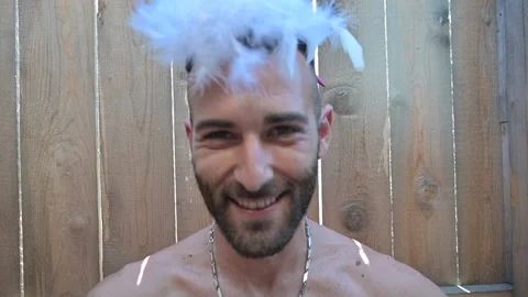 Slow motion of crazy dancing man with feathers on his head Video stock 135995110