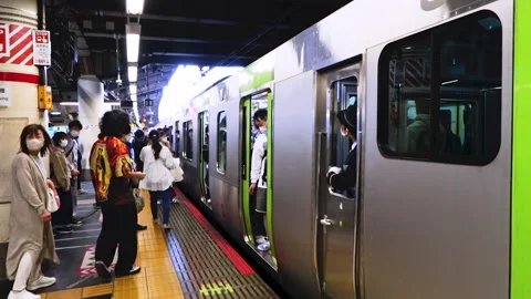 Slow motion of crowd of passenger alight from train on JR Yamanote Line Vídeo Stock 191828075