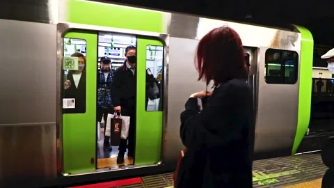 Slow motion of crowd of passenger alight from train on JR Yamanote Line Stock-Footage 191828435