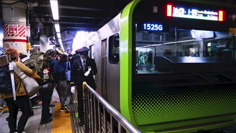 Slow motion of crowd of passenger rushing to ride train on JR Yamanote line Video stock 191828061