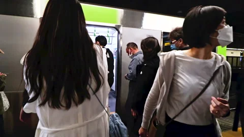 Slow motion of crowd of passenger rushing to board train on JR Yamanote line Stock-Footage 191828451