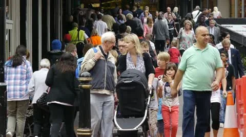 Slow motion crowd of people walking towards the camera. Video stock 12035424