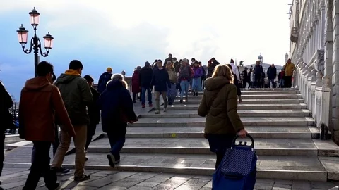 Slow Motion of Crowd Of People Walking On bridge of Venice Vidéo 125468423