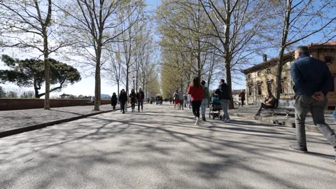 Slow motion, the crowd of tourists on the ancient walls of the city of Lucca. Stock Footage 178480867