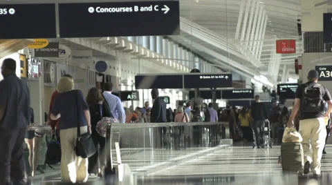 Slow motion crowd walking in DTW airport Vídeos de archivo 37532424