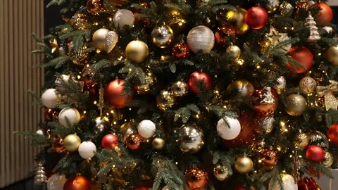 Slow Motion Decorated Christmas Tree with Ornaments and Lights Stockbeeldmateriaal 321429705