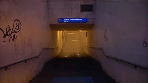 Slow motion descent to underground - depressing, rainy, moody scene Vídeo Stock 201416948