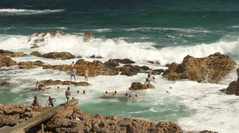 Slow motion Diving into the ocean with a giant wave splashing into rocks. Vídeo Stock 57977392