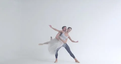 Slow motion, dramatic couple of ballet dancers rehearsing a dance, romantic Vídeos de archivo 249522810
