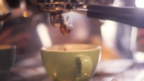 Slow motion drip of coffee brewing in small cafe Vídeo Stock 113337421