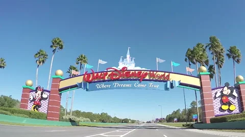Slow motion driving under Disney sign Vídeo Stock 46602133