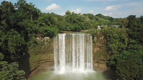 Slow motion drone flight over a Philippine waterfall in jungle Vídeo Stock 120316443