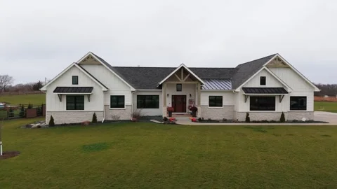 Slow motion drone footage of a custom built model home in Iowa Vídeos de archivo 331378591