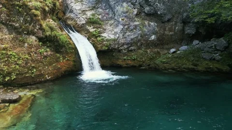 Slow motion drone orbital view of Blue Eye Kaprre waterfall near Theth Albania 库存影片 335652235