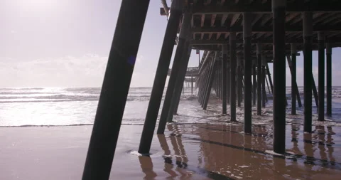 Slow Motion Drone Tracking Shot Along Pismo Beach Pier, California | Ocean W 库存影片 337987381