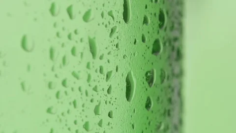 SLOW MOTION: Drop rolls down over a cold green bottle - Macro shot Vídeos de archivo 73178090