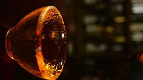 Slow motion drop of tea into tea cup Stockbeeldmateriaal 165814608