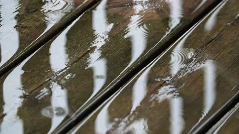 Slow motion drops of rain falling on wooden deck. Diagonal line pattern. Vídeos de archivo 171186344