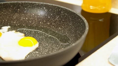 Slow motion egg frying in pan Stock-Footage 130062371