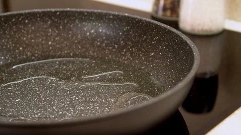 Slow motion egg frying in pan Video stock 130065955