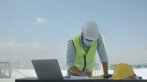 Slow motion of engineer working on table Video stock 147655790
