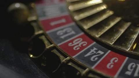 Slow motion extreme close-up ball on number in spinning roulette 库存影片 335699875