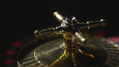 Slow motion extreme close-up center of roulette wheel 库存影片 335700145
