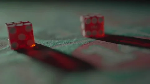 Slow motion extreme close-up dice on gaming table Vídeos de archivo 335699883
