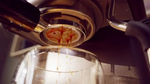 Slow Motion Extreme Close Up Of Espresso Pour Exploding From Bottomless Portafil 動画素材 326498528