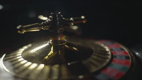 Slow motion extreme close-up spinning roulette wheel 库存影片 335700118
