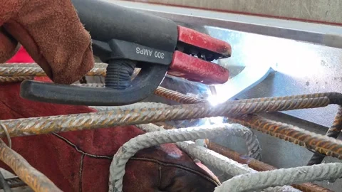 Slow Motion Extreme Close-up of Welding Sparks on Rebar Vídeos de archivo 331162064