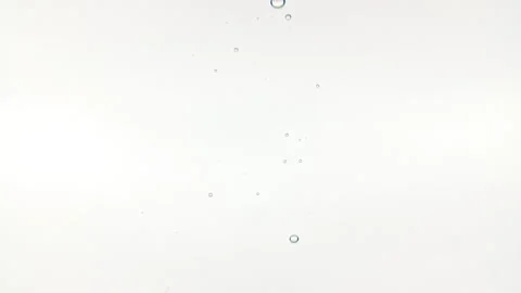 Slow motion of falling lemon slices in water and air bubbles on white background Vídeo Stock 165618586