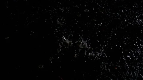 Slow motion falling raindrops in dark water. Stock-Footage 101487325